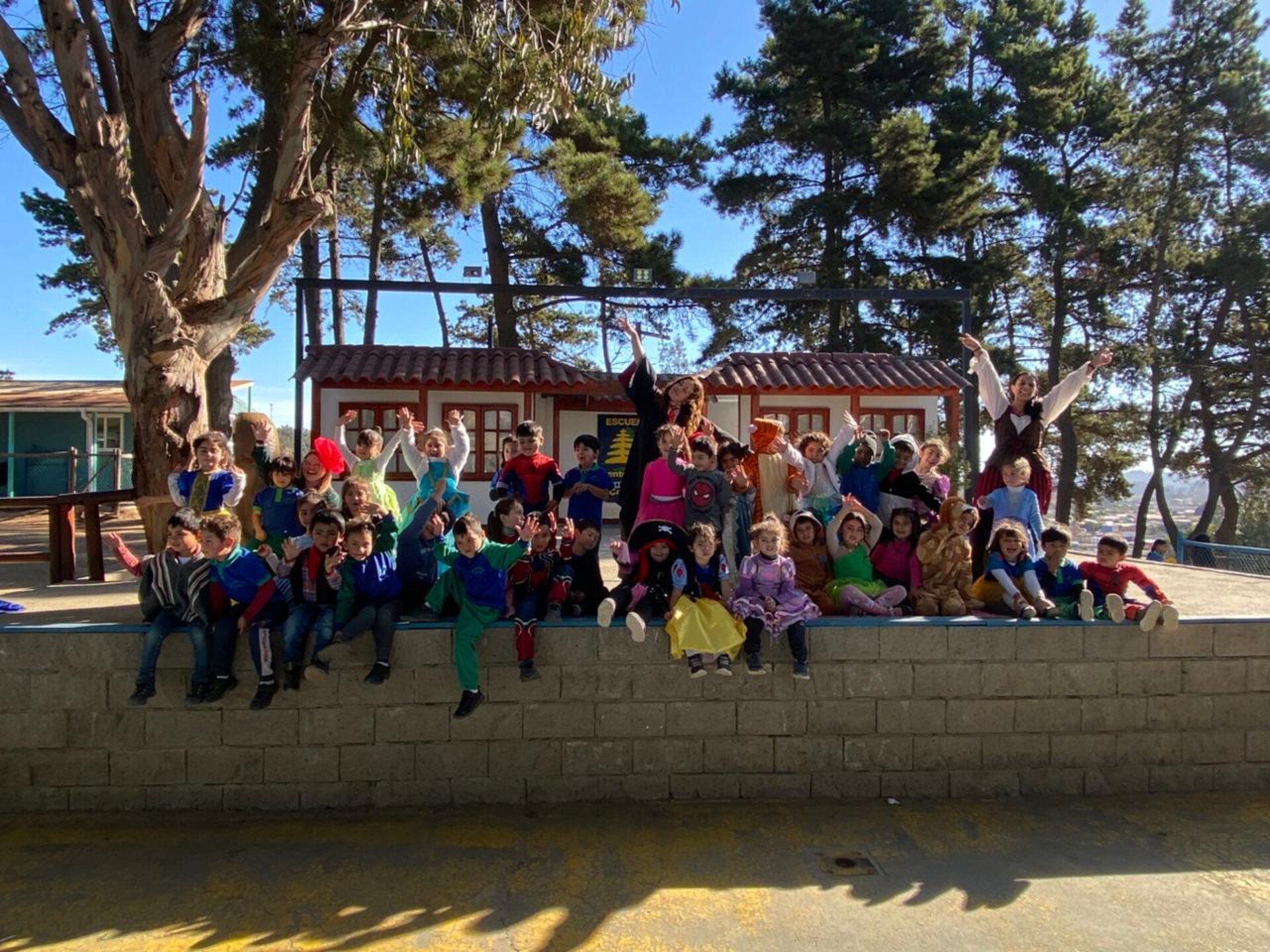 Comunidad Escuela Puente Colmo celebrando